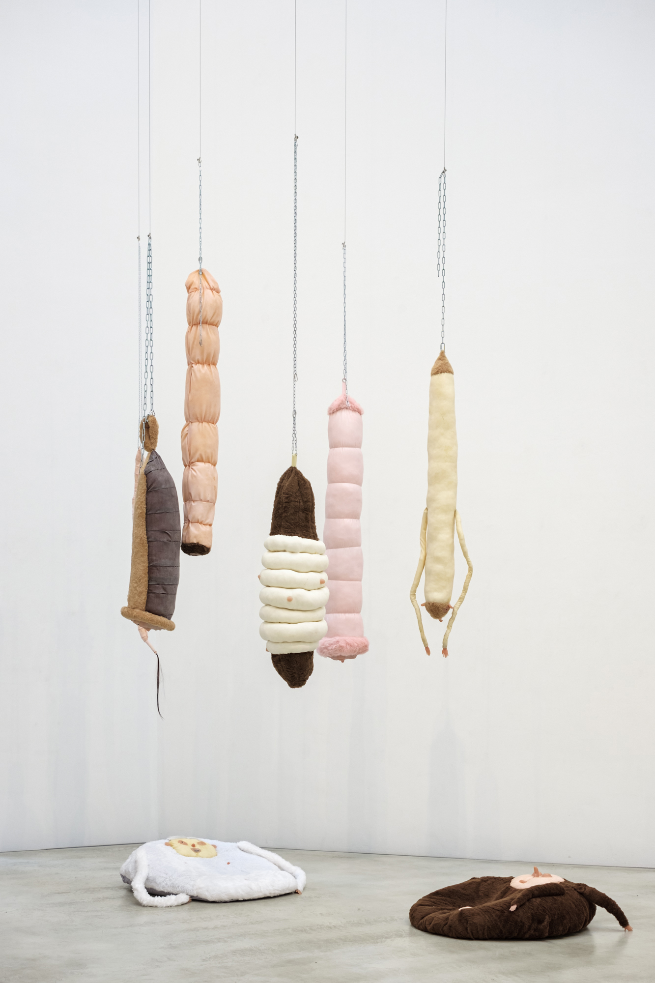 Theresa Rothe, Hanging Worm Installation, 2022, photo by Anne Lippert